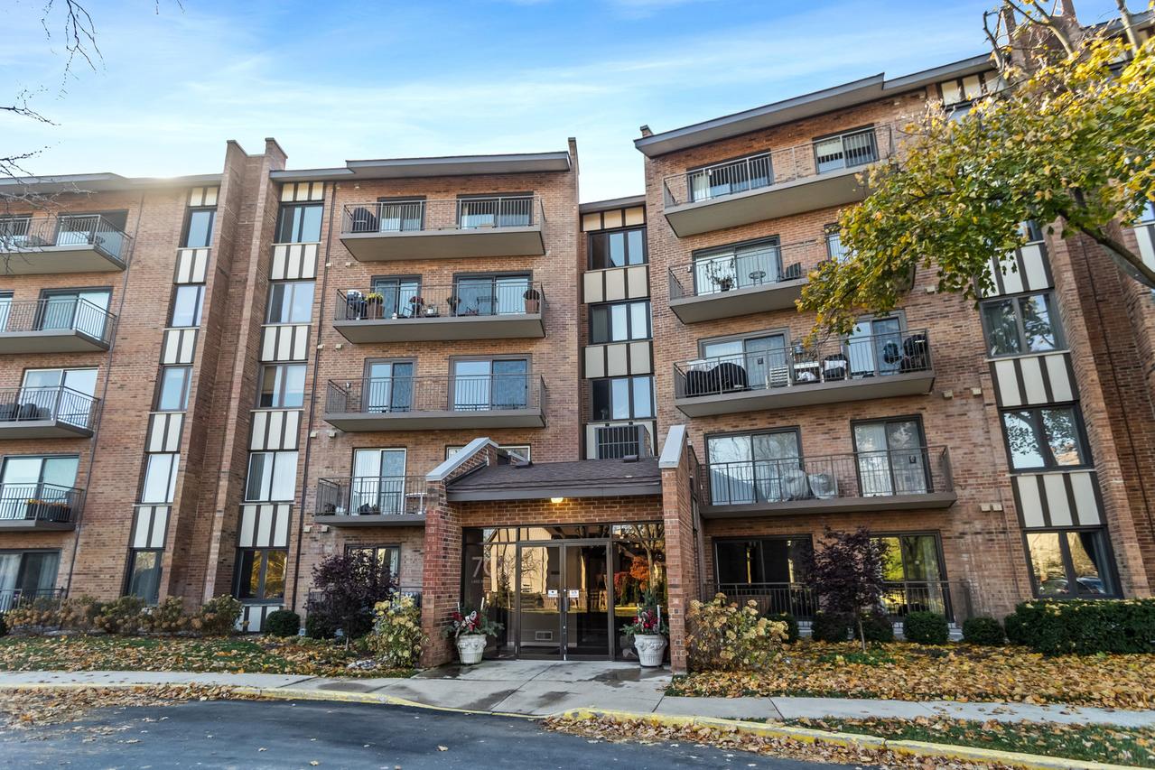 701 Lake Hinsdale Dr. #G-202, Willowbrook, IL 60527