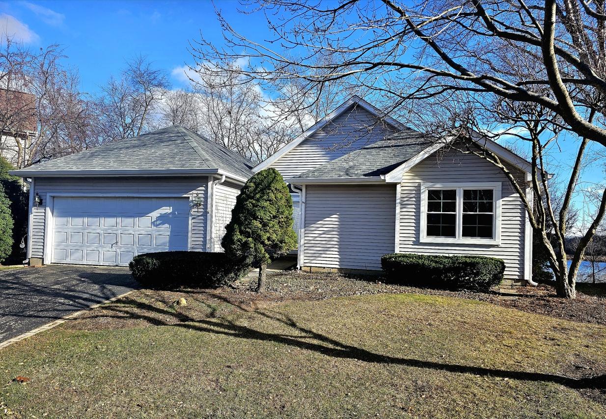 186 N Crooked Lake Ln., Lindenhurst, IL 60046