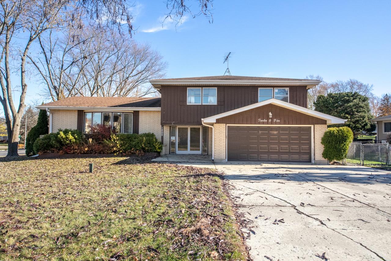 1205 Laurel Ln., Schaumburg, IL 60193