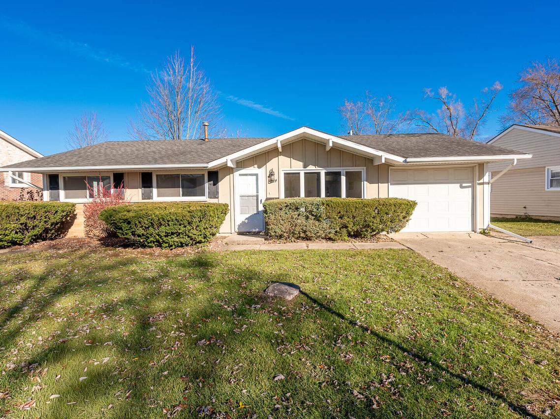 724 Surrey Dr., Streamwood, IL 60107