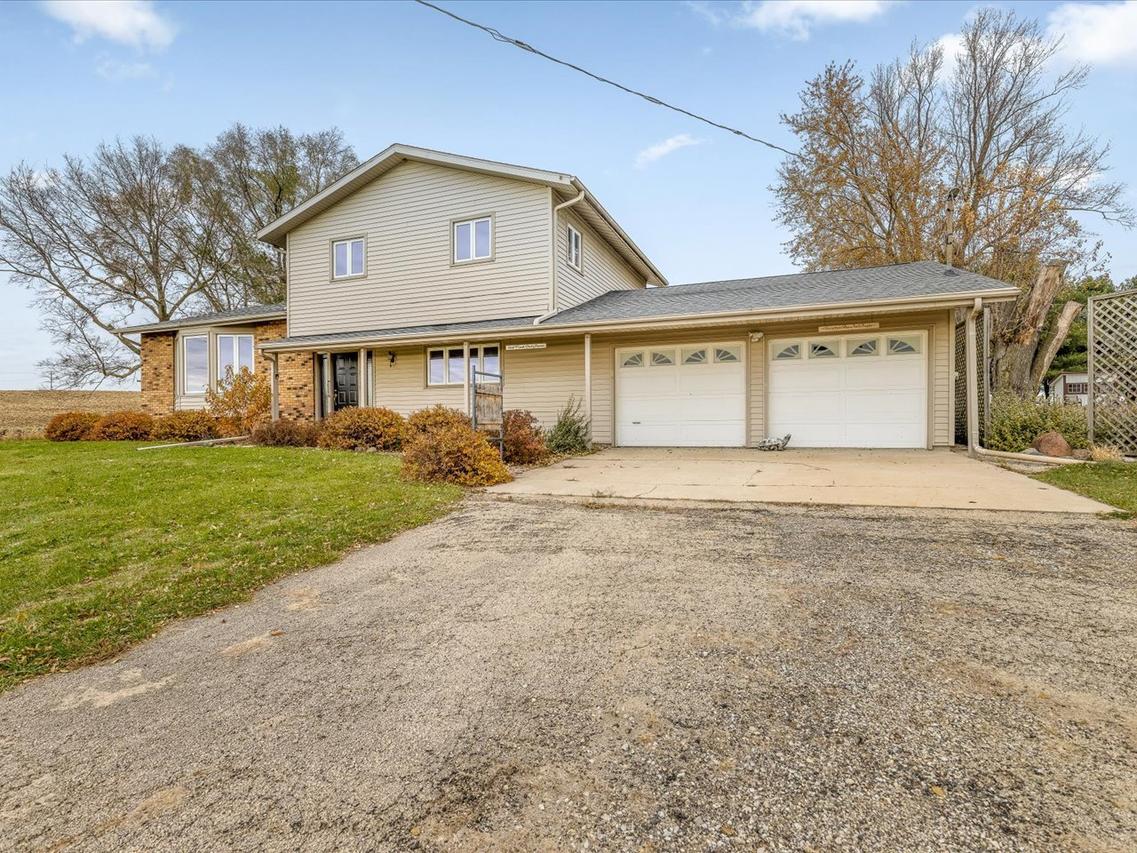 2110 E Angle Rd., Dakota, IL 61018