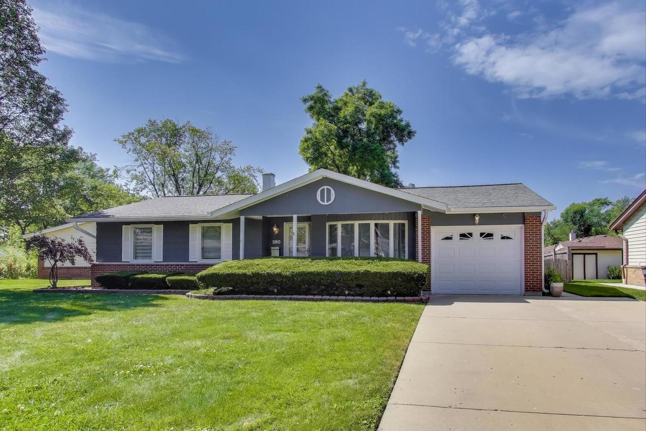 260 Mulberry Ln., Elk Grove Village, IL 60007