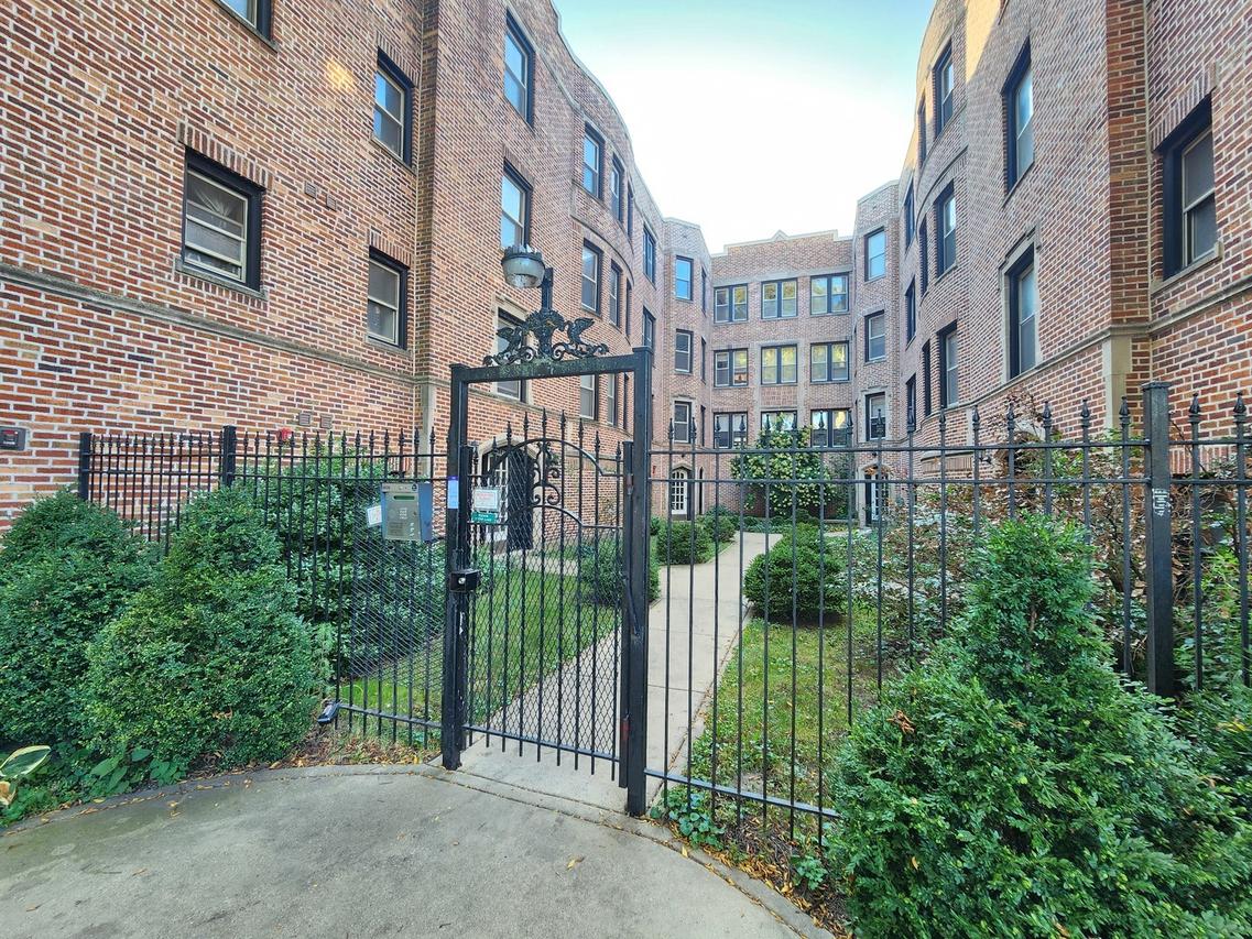 136 Clyde Ave. #2S, Evanston, IL 60202