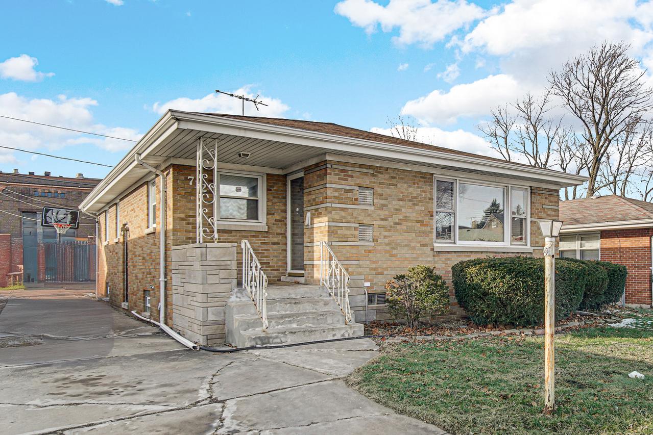 712 May St., Calumet City, IL 60409
