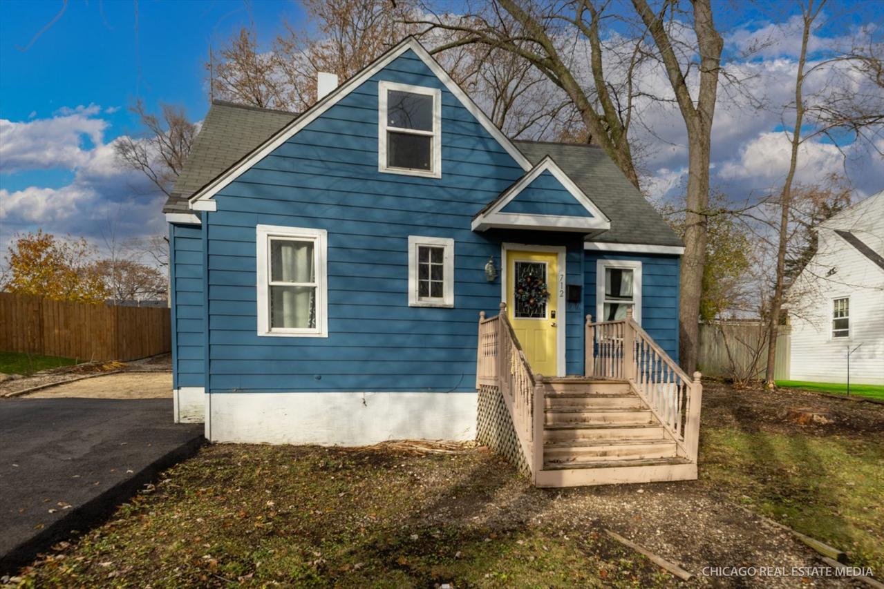 712 N Cedarwood Cir., Round Lake Heights, IL 60073
