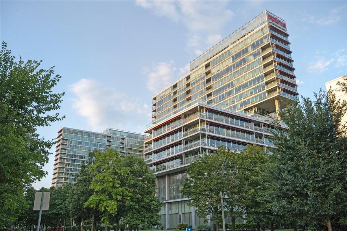 9715 Woods Dr. #1110, Skokie, IL 60076