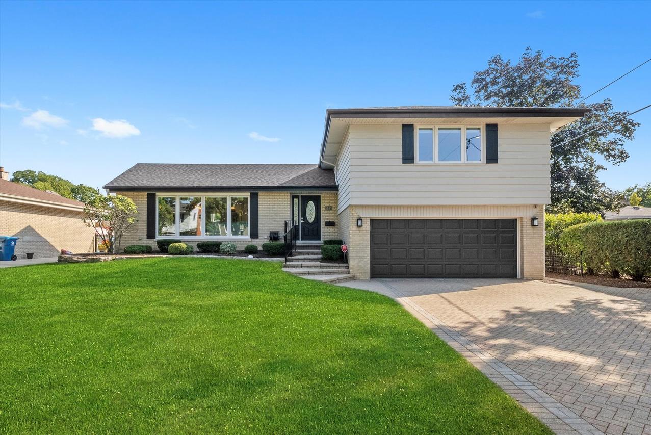 142 E Quincy St., Elmhurst, IL 60126