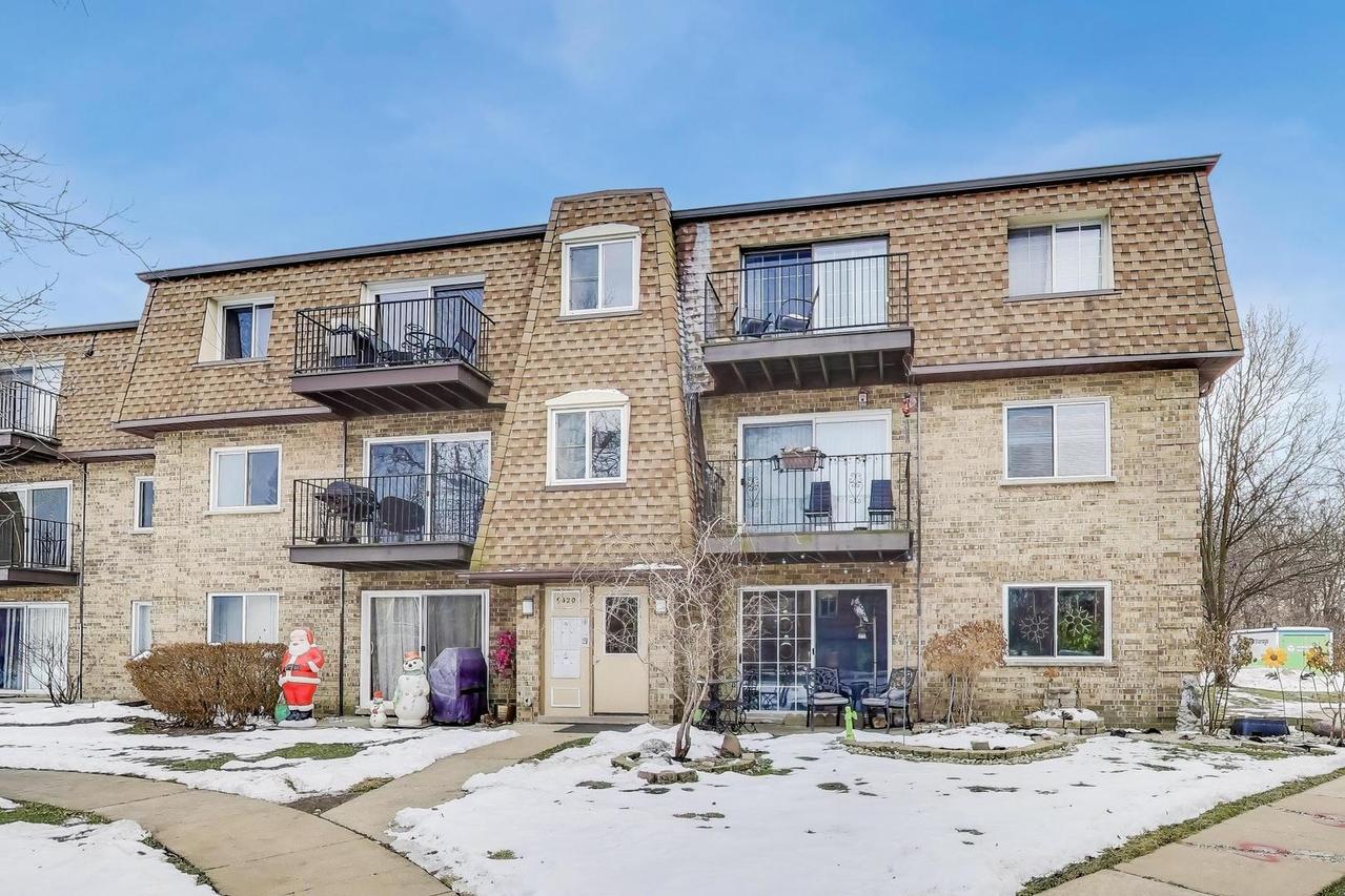 9420 Bay Colony Dr. #2E, Des Plaines, IL 60016