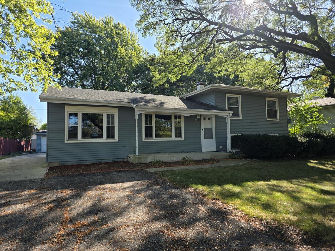 5S353 Stewart Dr., Naperville, IL 60563