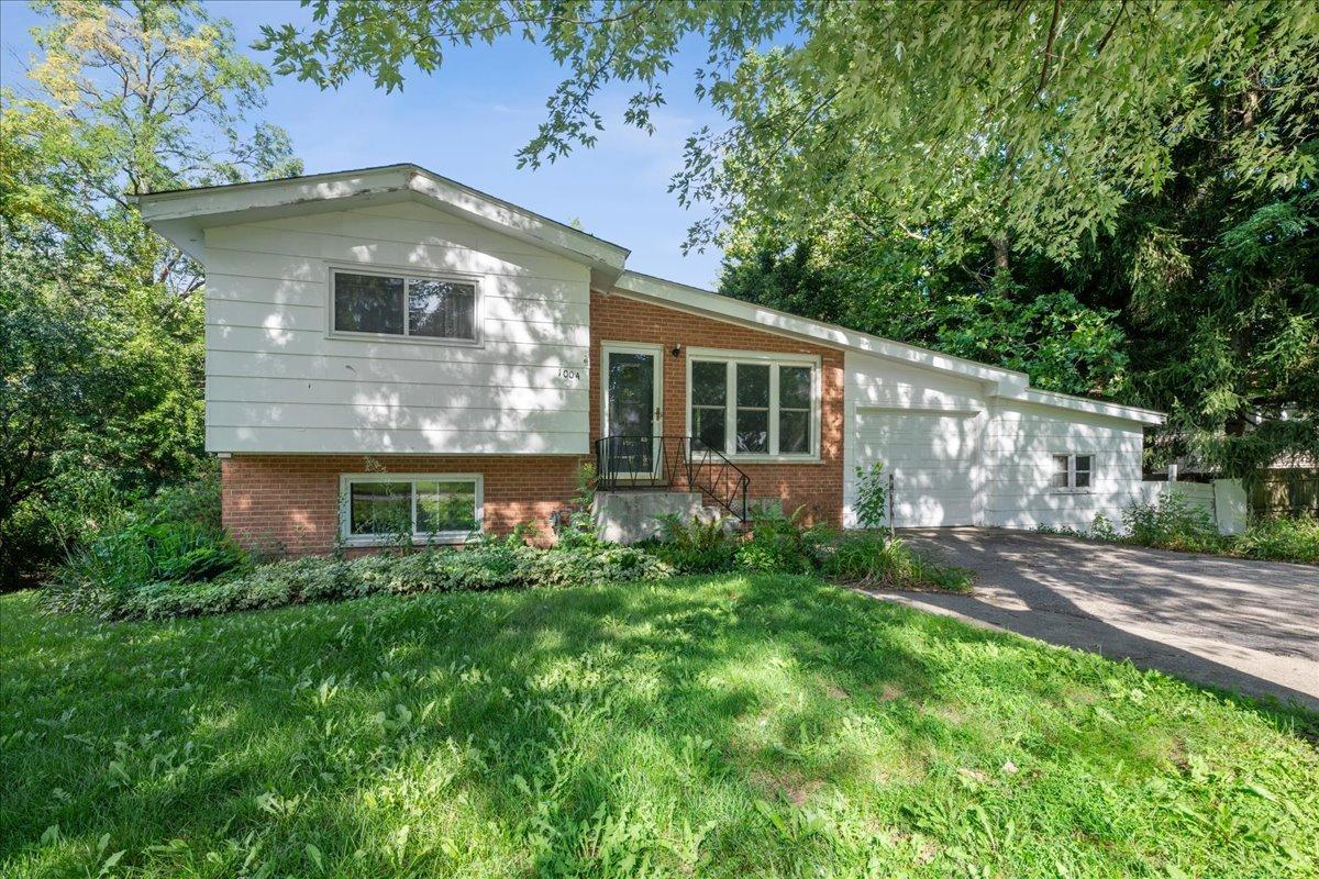 1004 S Grove Ave., Barrington, IL 60010