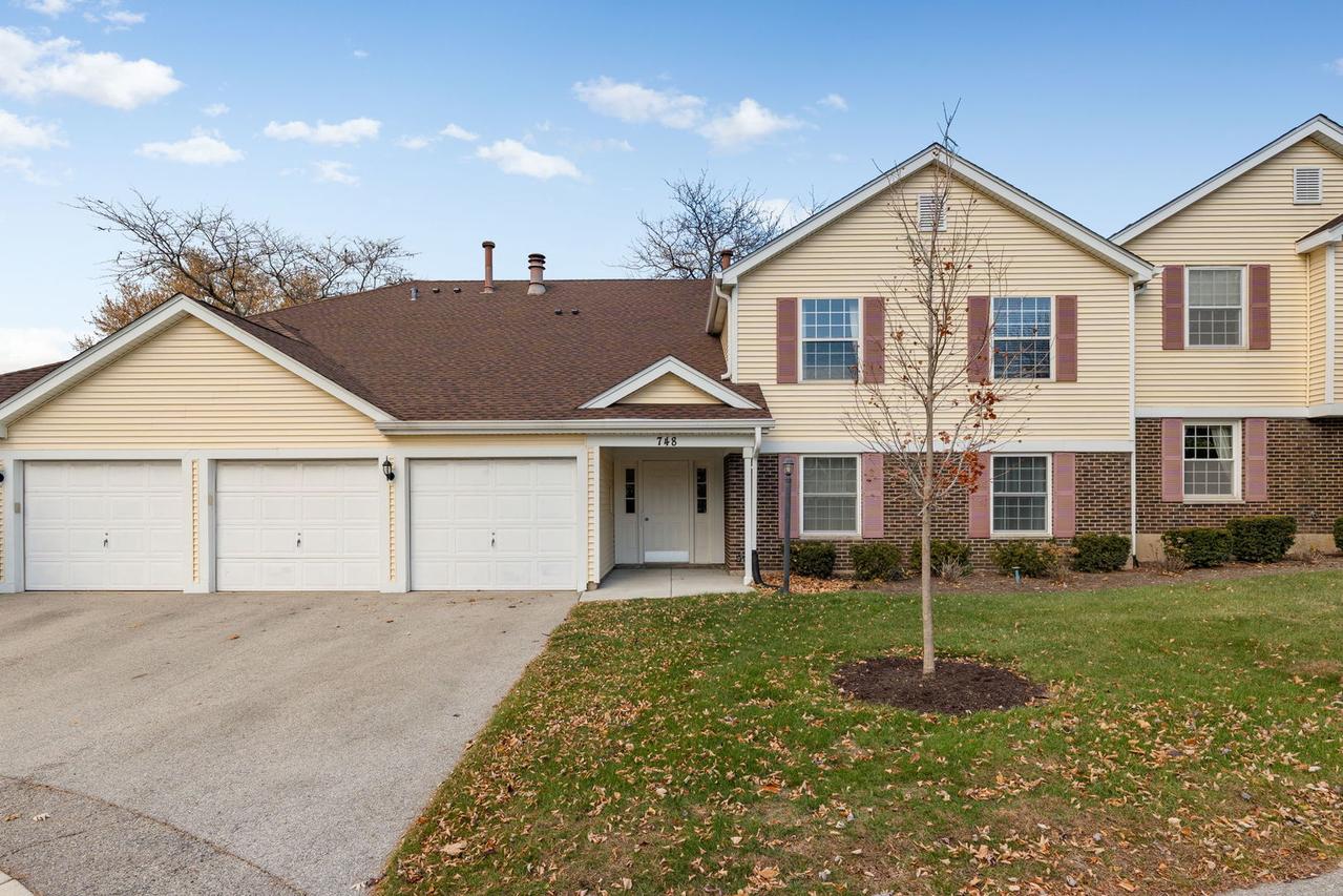 748 Sterling Ct. #A2, Bartlett, IL 60103
