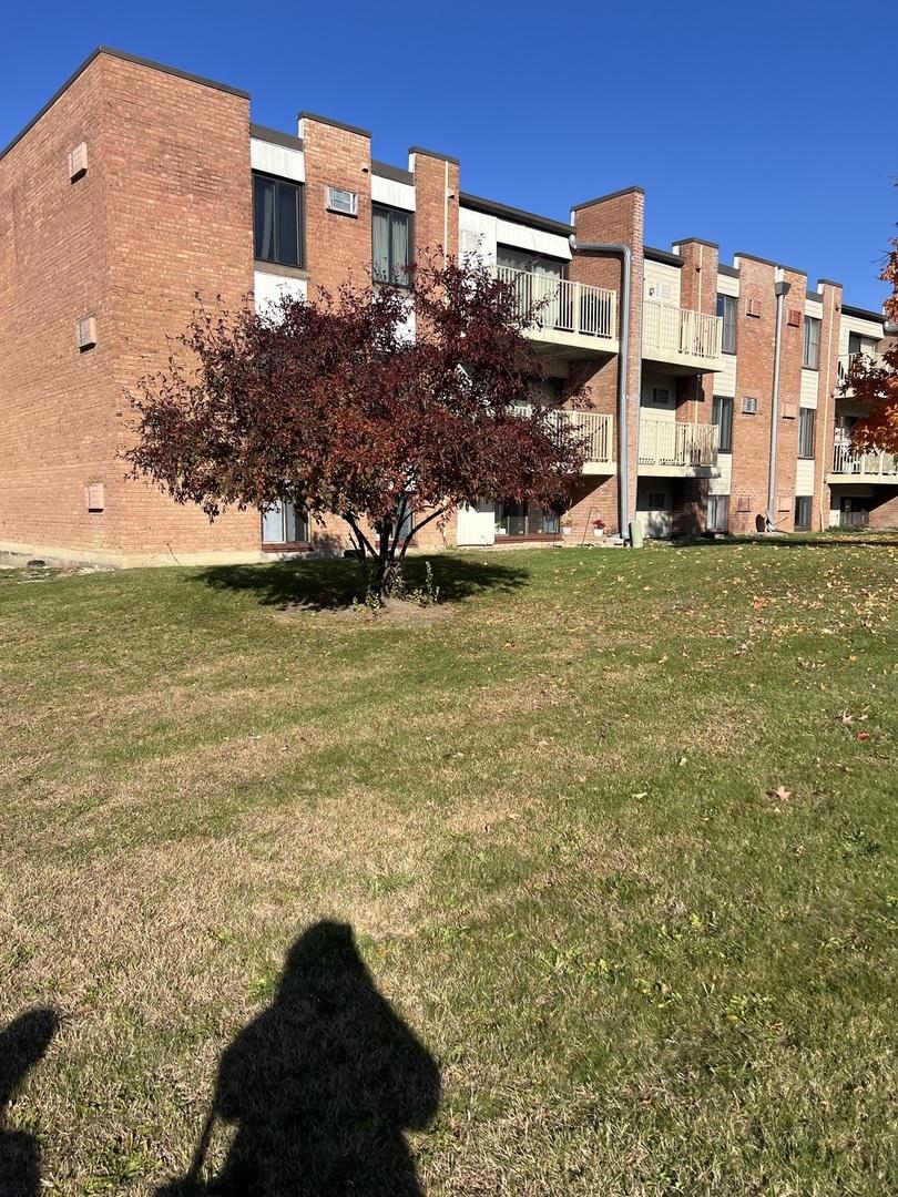 300 W Fullerton Ave. #218, Addison, IL 60101