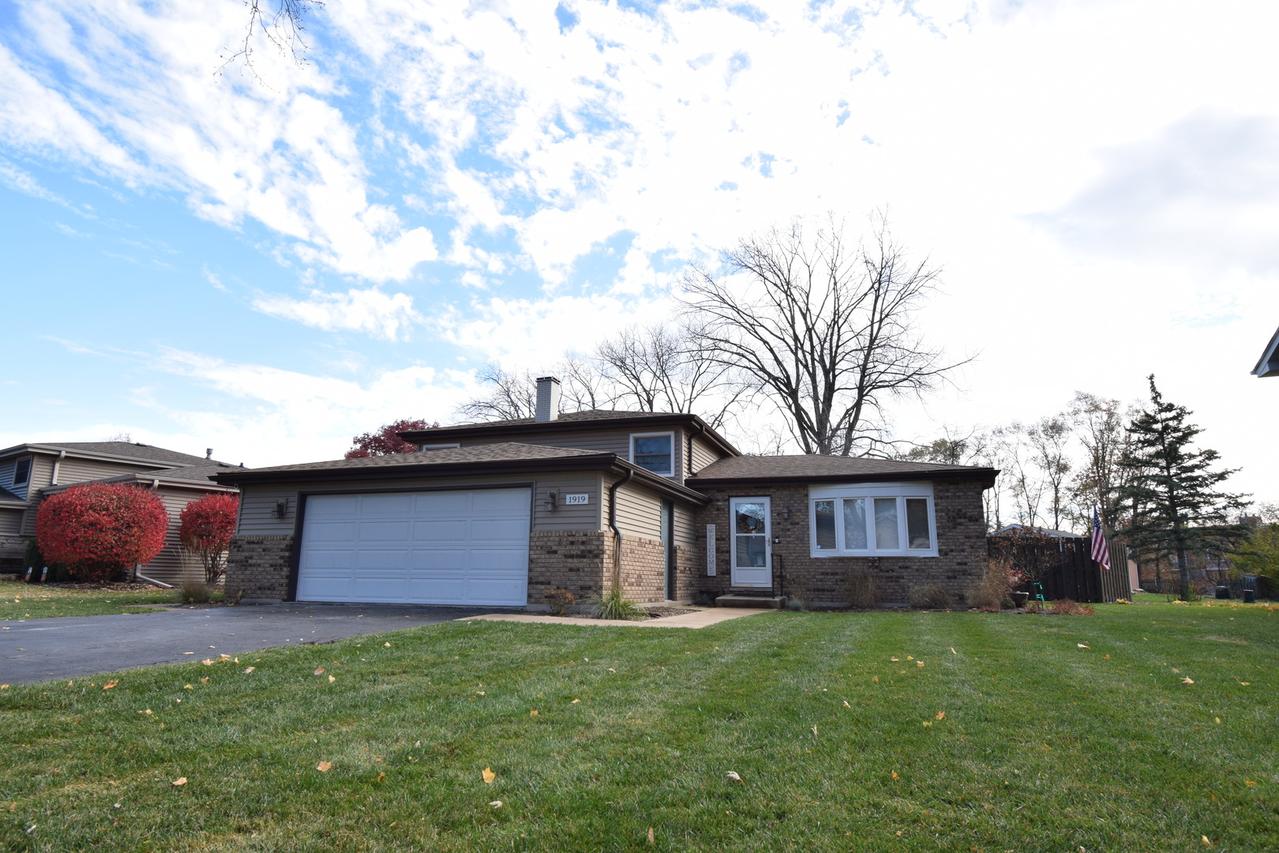 1919 Moore Ave., St. Charles, IL 60174