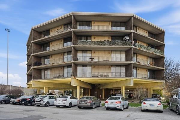 2304 Holiday Ter. #505, Lansing, IL 60438