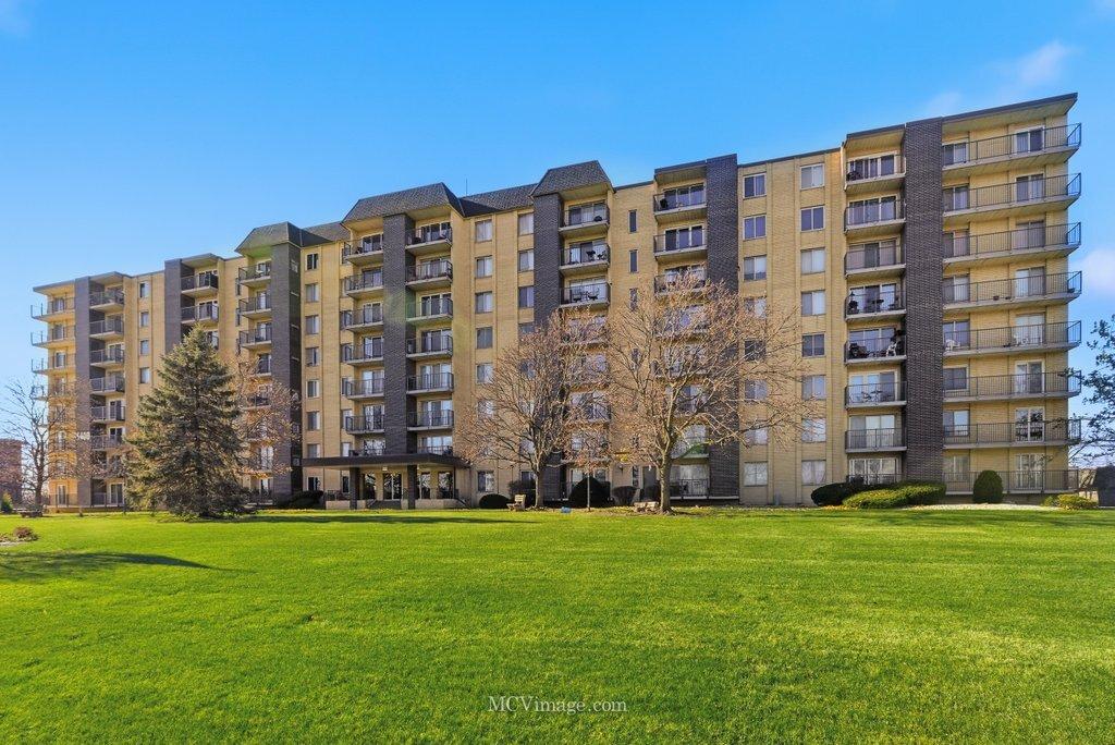 5400 Walnut Ave. #208, Downers Grove, IL 60515