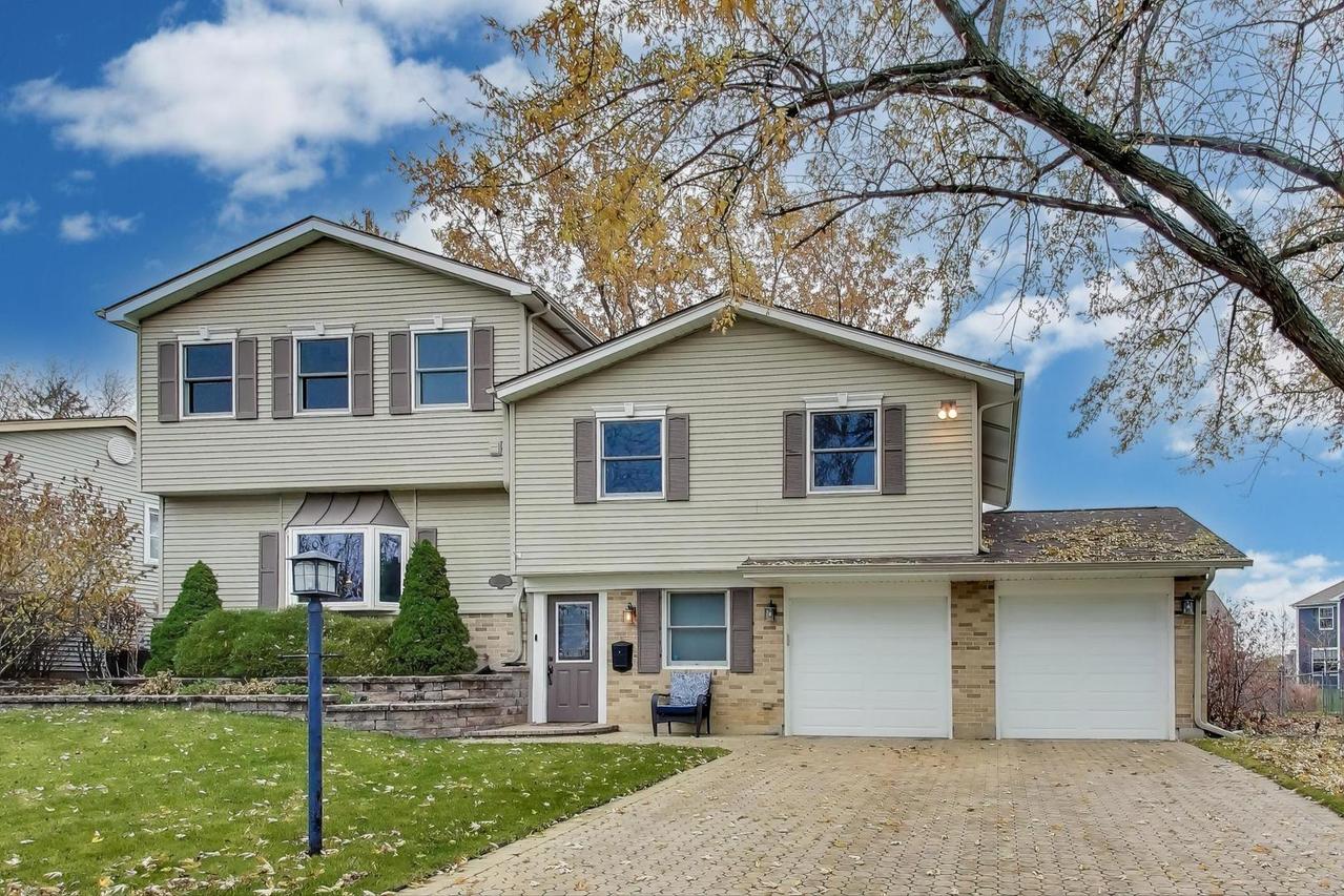 3585 Treaty Ln., Hoffman Estates, IL 60192