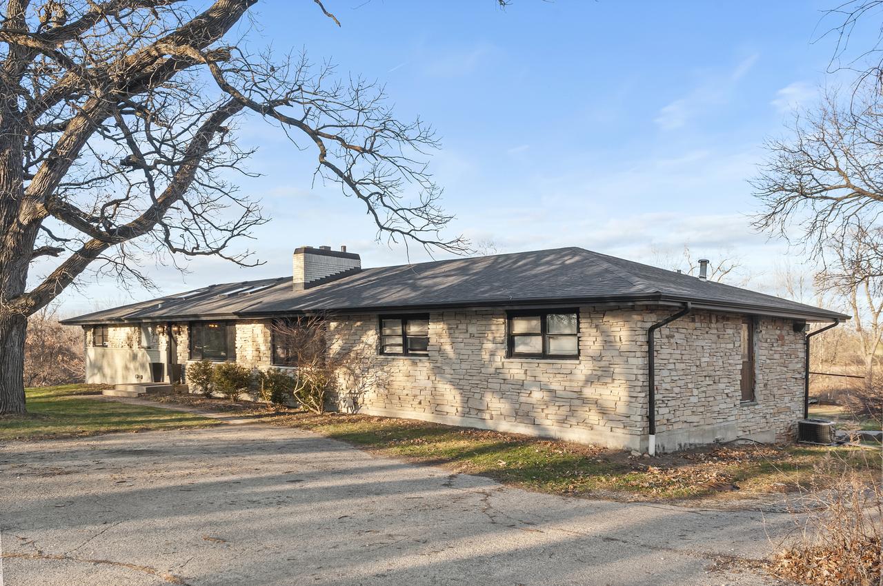28766 W Burnett Rd., Island Lake, IL 60042