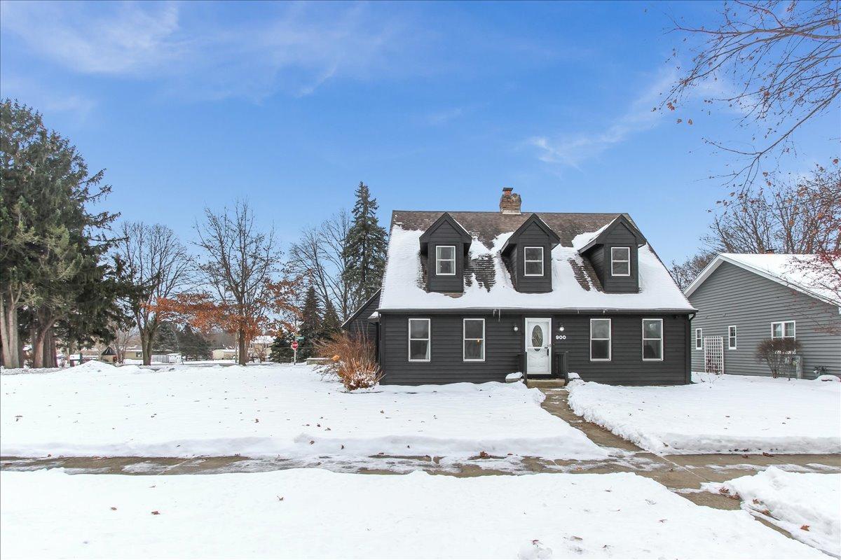 900 Glenmore Ln., Elgin, IL 60124