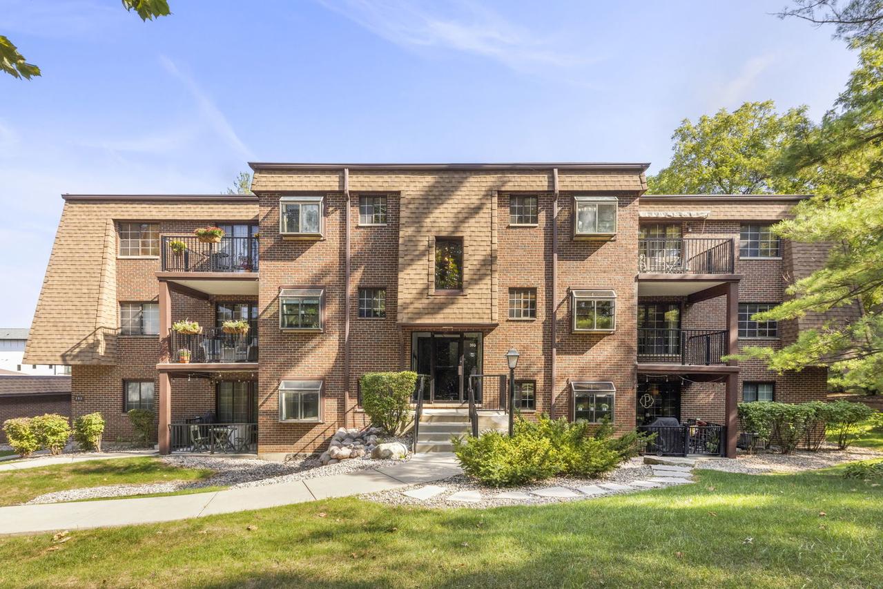 393 Duane St. #203, Glen Ellyn, IL 60137