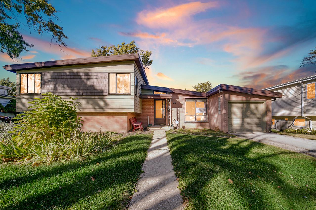 714 W Pleasant St., Villa Park, IL 60181