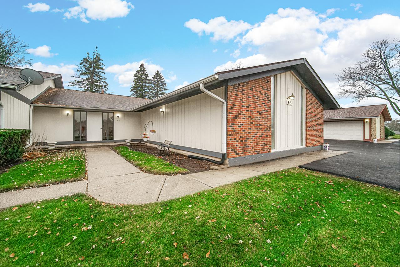 913 Wiltshire Dr. #A, Mchenry, IL 60050