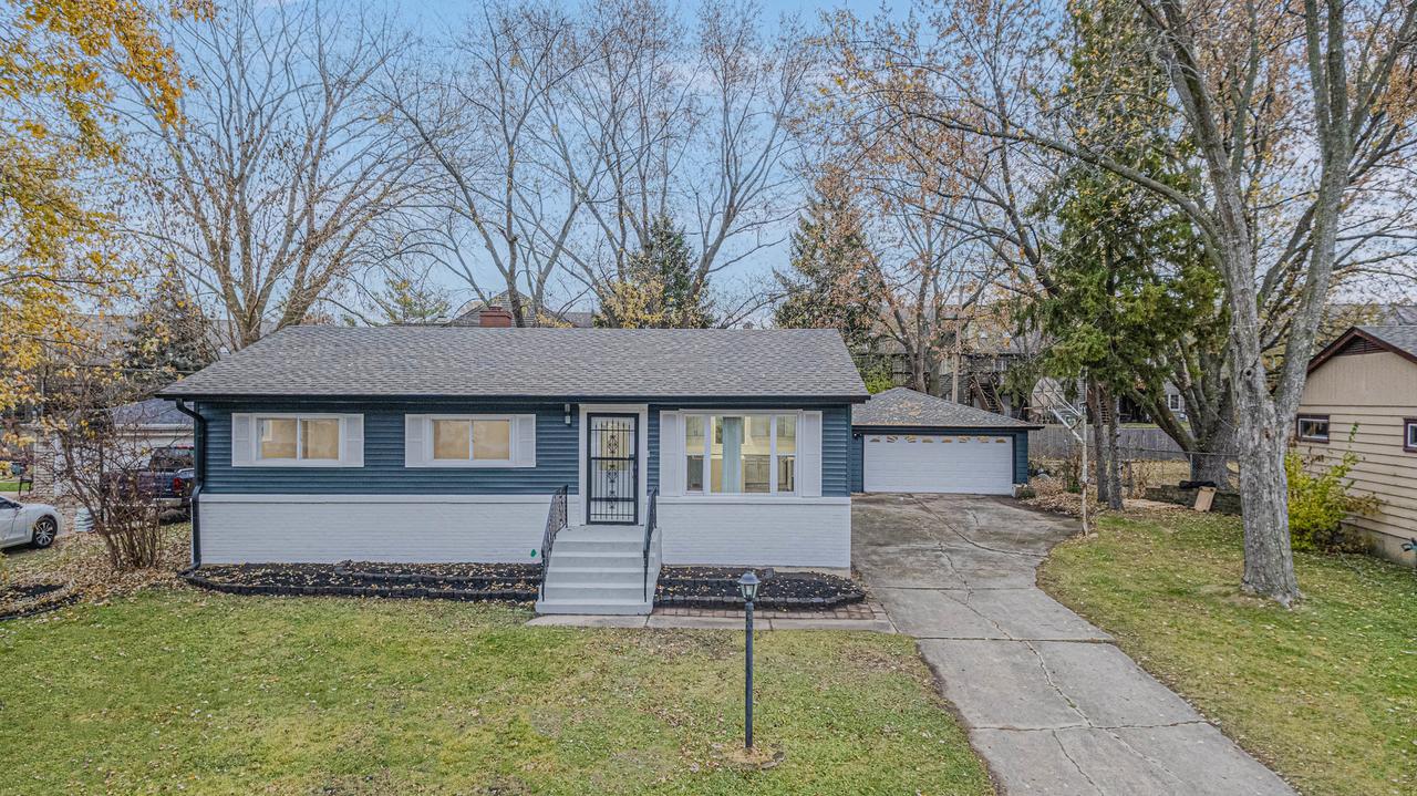 9N621 Flora Dr., Elgin, IL 60123