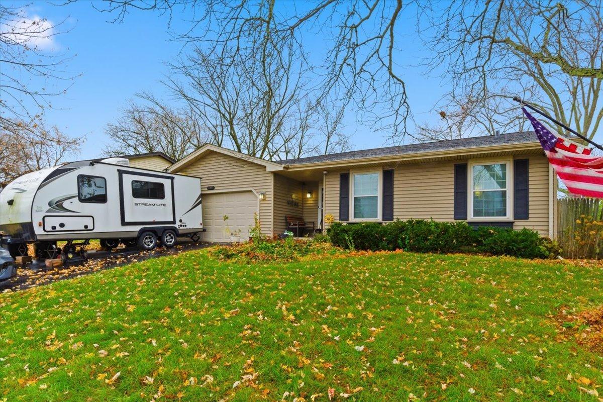 2105 Sprucewood Ln., Lindenhurst, IL 60046