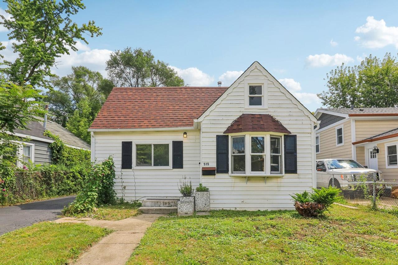 515 Catalpa Dr., Round Lake, IL 60073