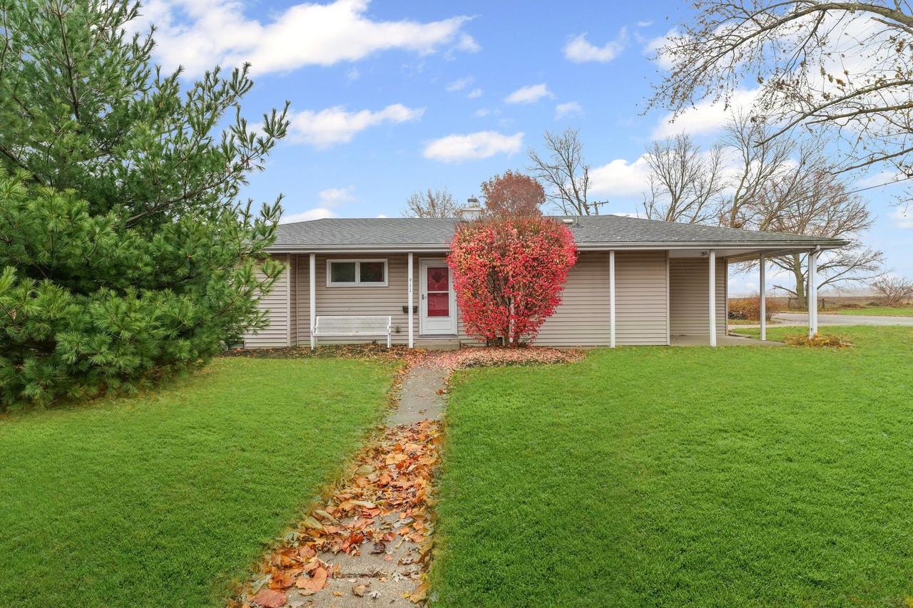 911 S Longview Rd., Monticello, IL 61856