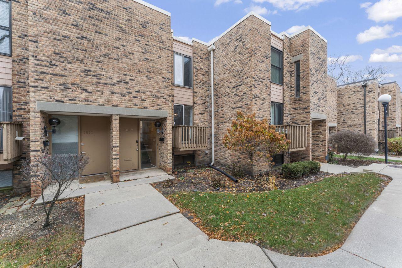 1609 Waxwing Ct., Schaumburg, IL 60173