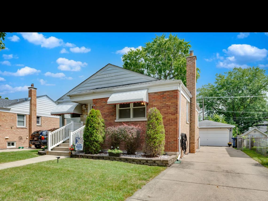 9221 S Avers Ave., Evergreen Park, IL 60805