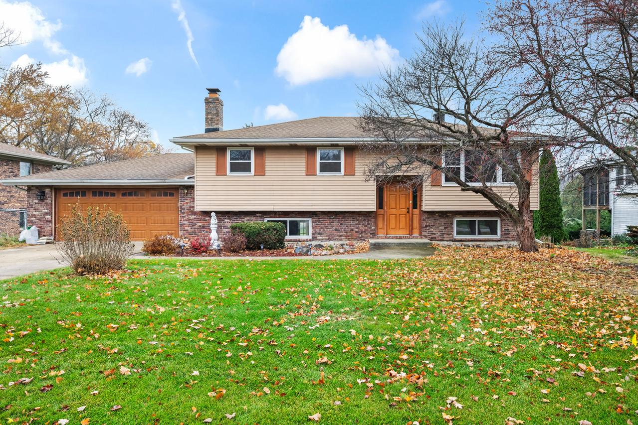 370 W Walnut St., Roselle, IL 60172