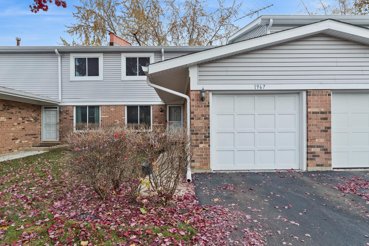 1967 N Jamestown Dr., Palatine, IL 60074