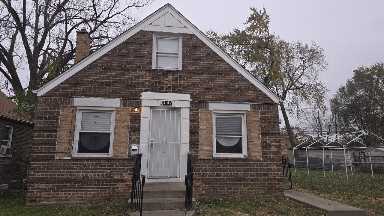 10221 S Hoxie Ave., Chicago, IL 60617