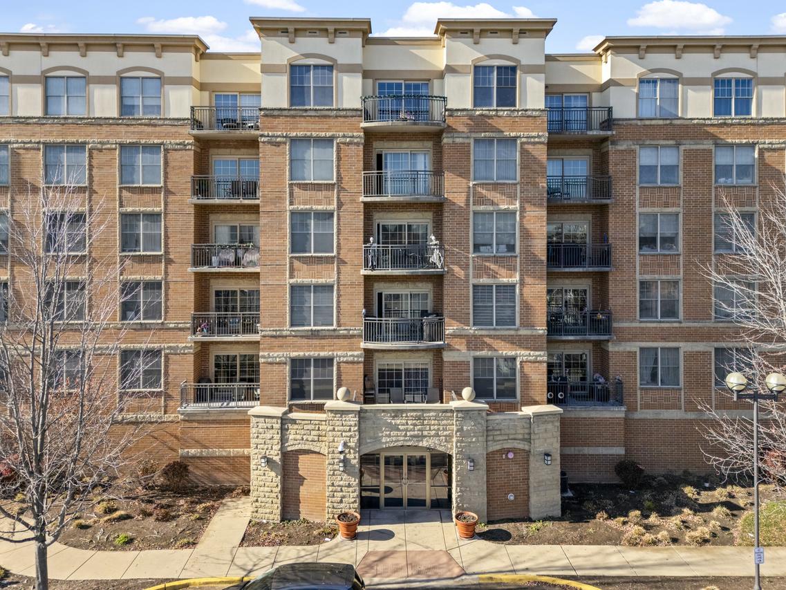 9530 Cook Ave. #211, Oak Lawn, IL 60453