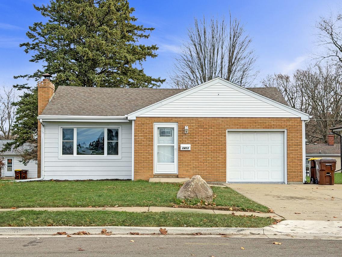 1413 S Locust Ave., Freeport, IL 61032