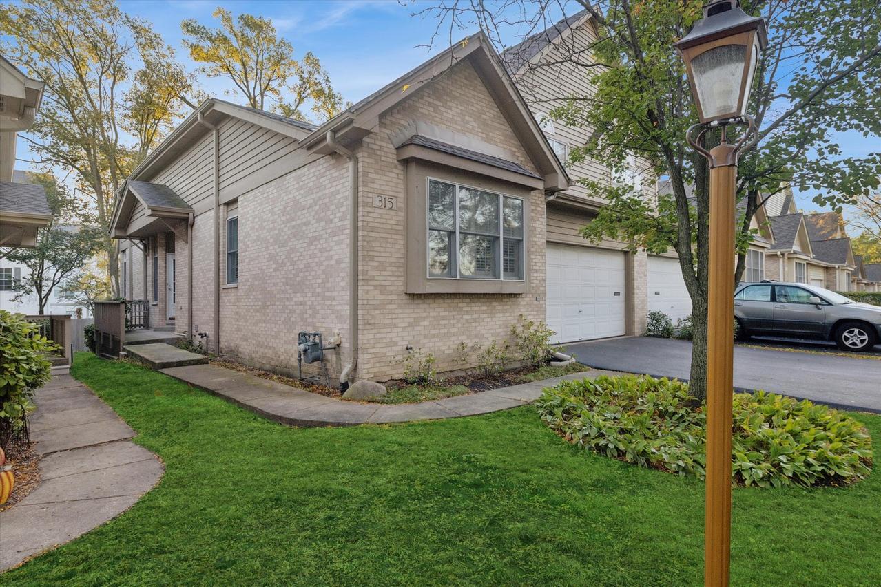 315 Regal Ct., Clarendon Hills, IL 60514