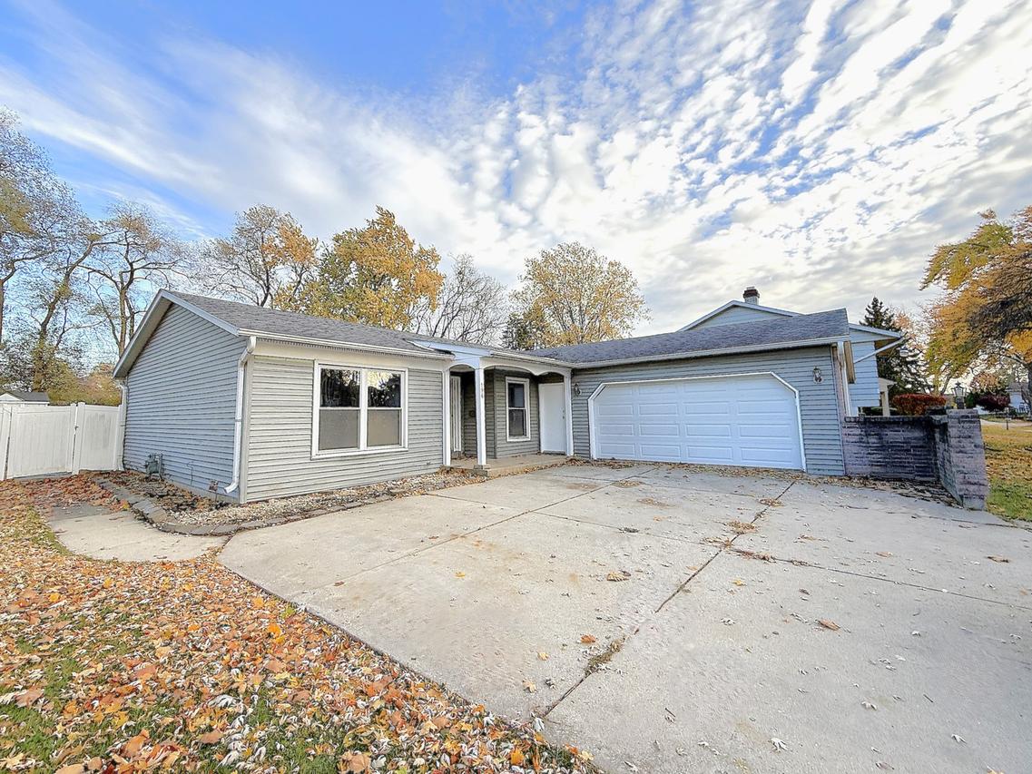 196 Green Ct., Streamwood, IL 60107