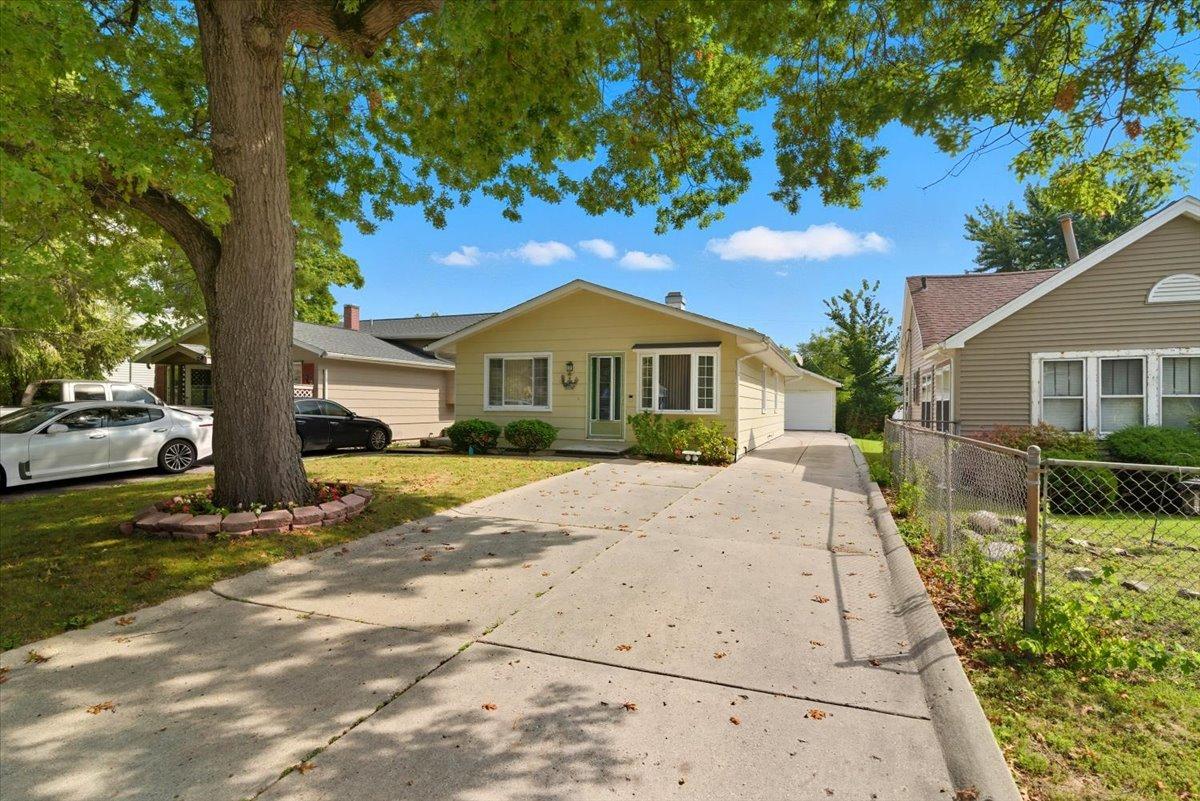 1525 Woodbine Dr., Round Lake Beach, IL 60073