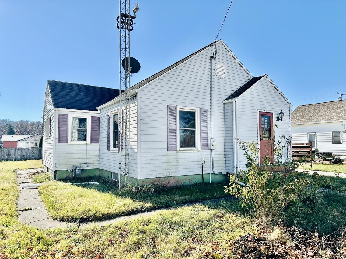 303 E 1st St., Cedar Point, IL 61316