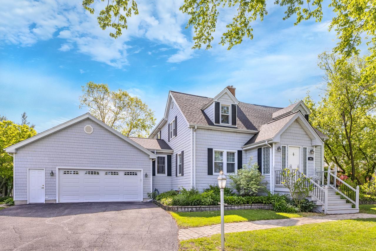 401 Greenwood Rd., Glenview, IL 60025