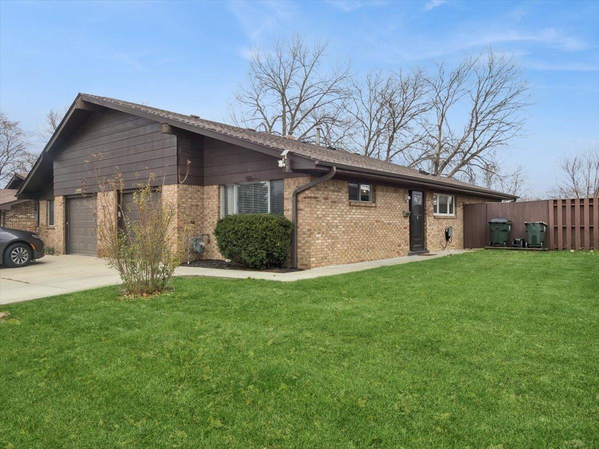 1220 Fulton Dr., Streamwood, IL 60107