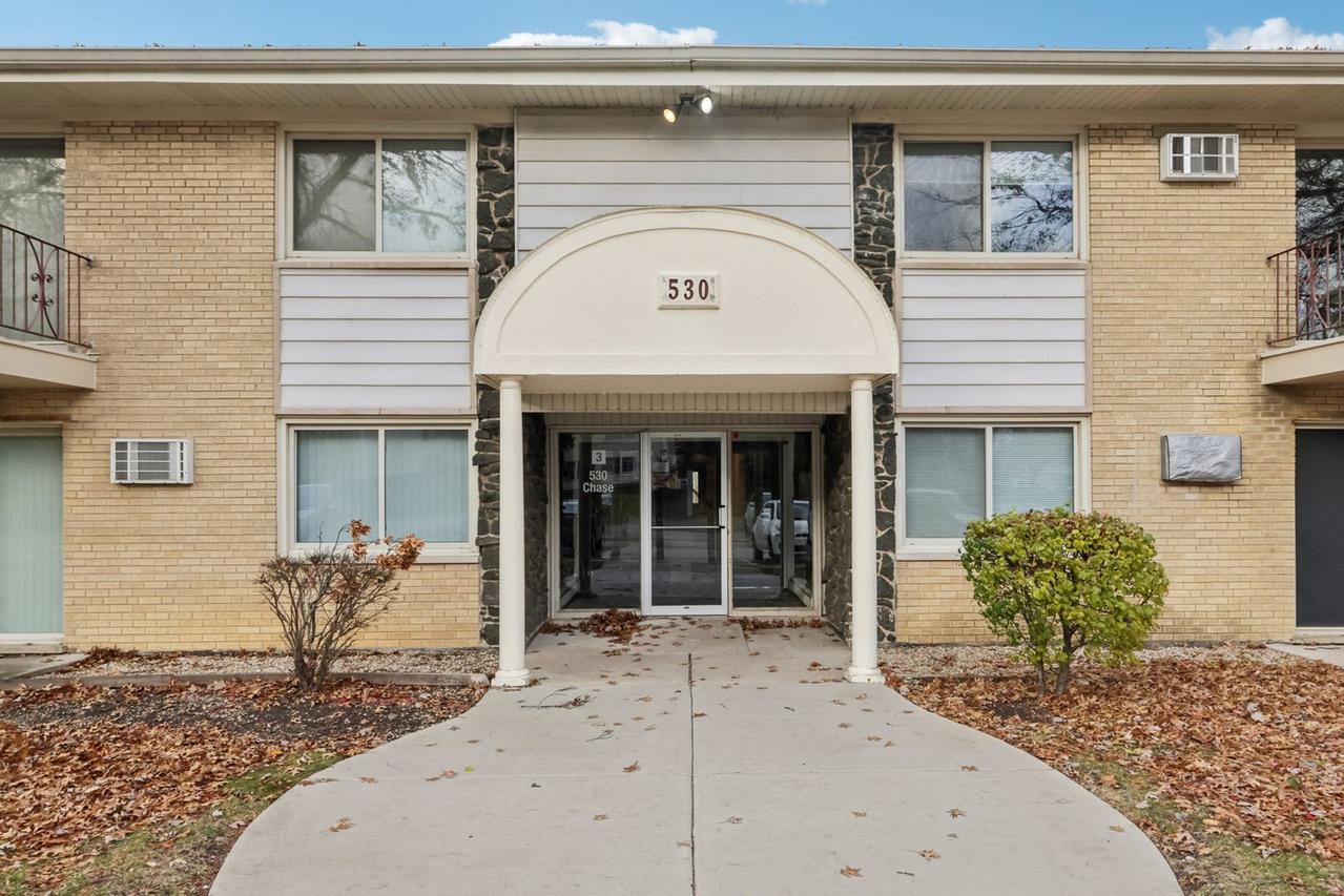 530 Chase Dr. #4, Clarendon Hills, IL 60514