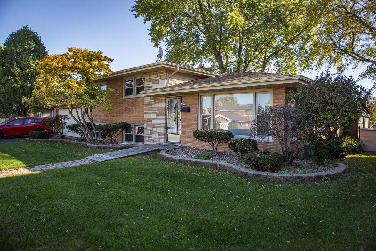 5543 W 83rd St., Burbank, IL 60459