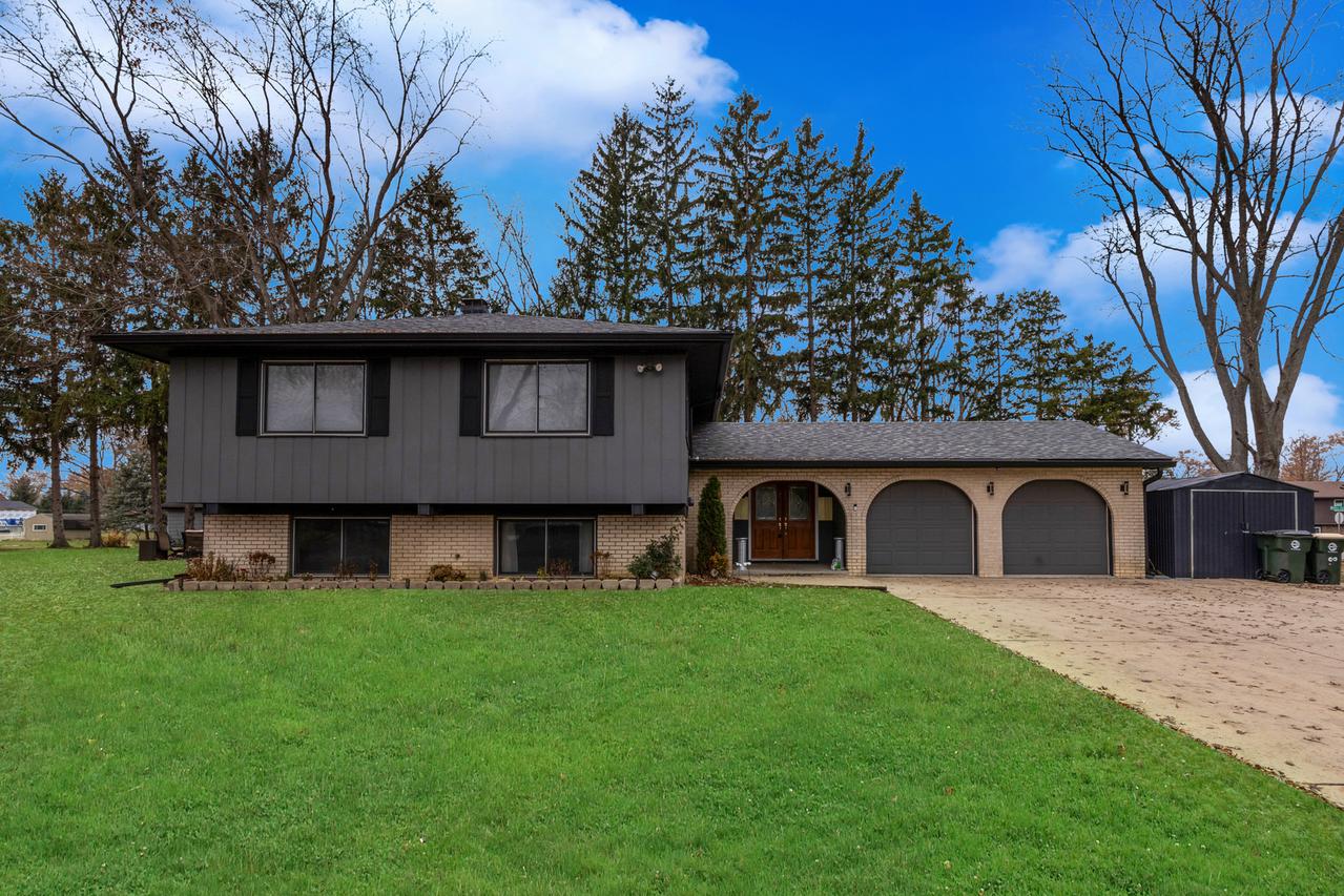 4N580 Chatham Ct., West Chicago, IL 60185