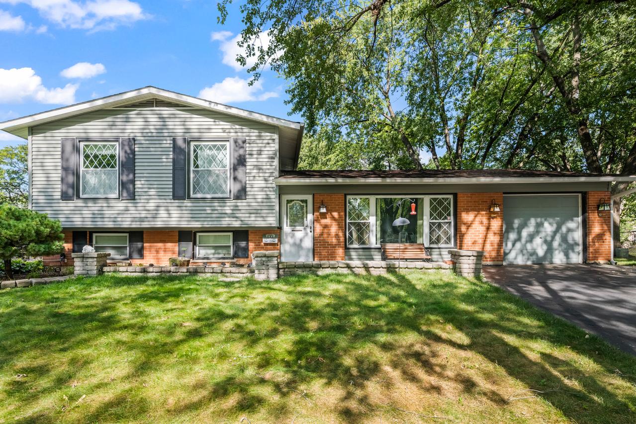 7979 Huntington Cir., Hanover Park, IL 60133