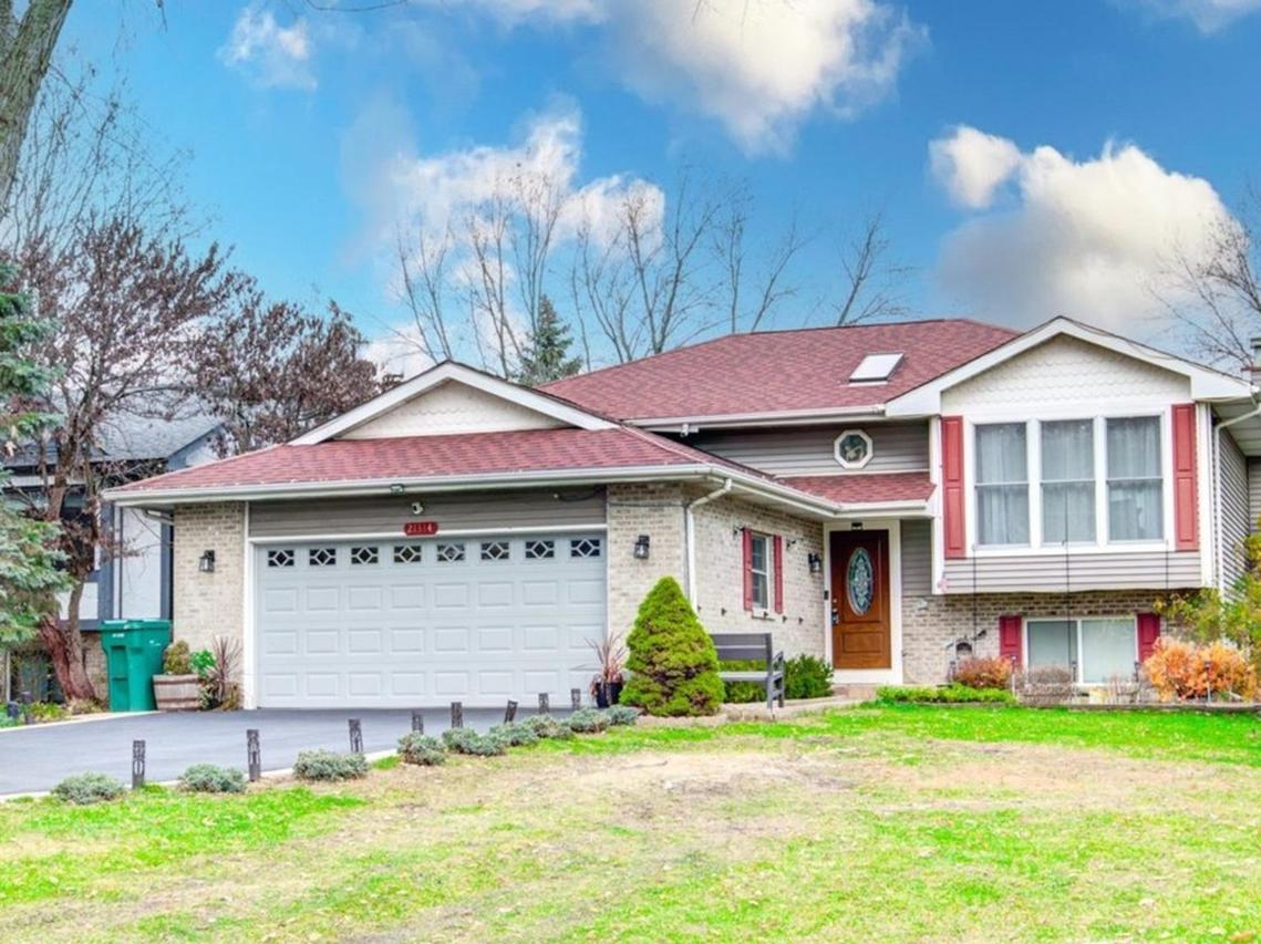 21314 Highland Dr., Lake Zurich, IL 60047