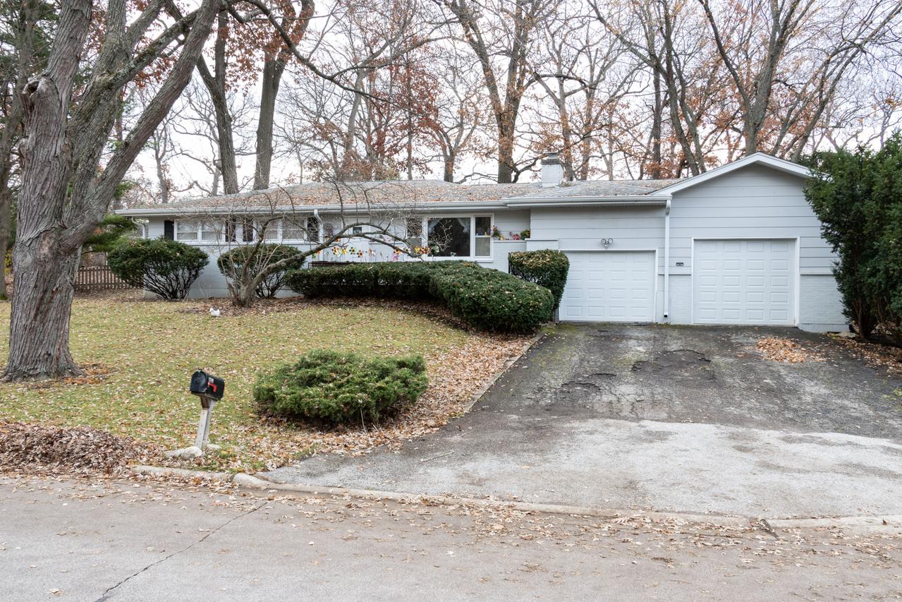 1348 Dairy Ln., Mundelein, IL 60060