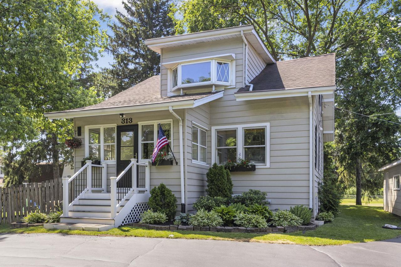 313 E Des Moines St., Westmont, IL 60559