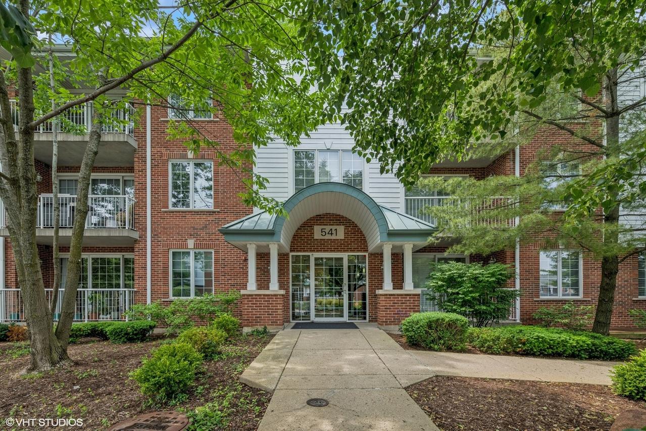 541 N Hough St. #205, Barrington, IL 60010